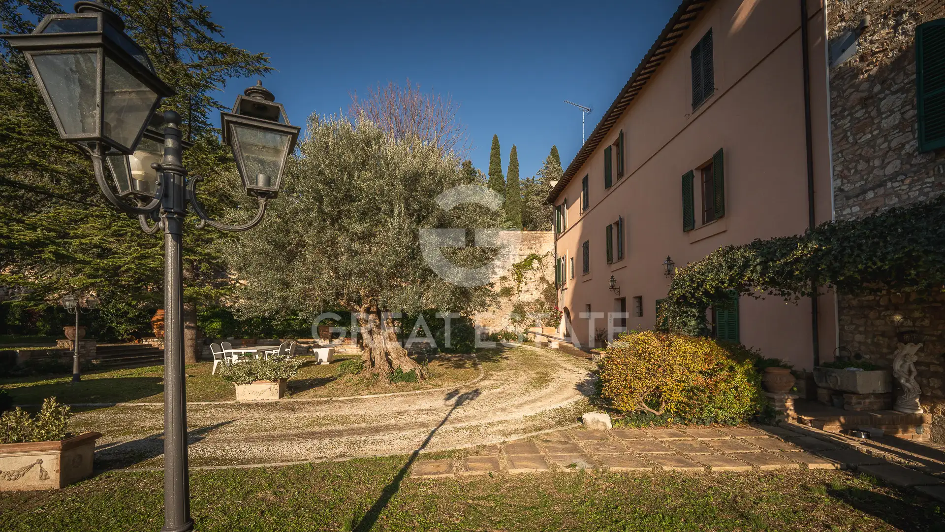 Villa 567m² in Italy, Perugia. Priced at 1550000€ rent photo-6