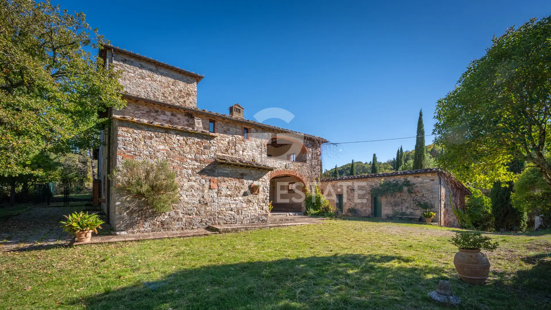 House 840m² in Italy, Siena. Priced at 1190000€ rent photo-5