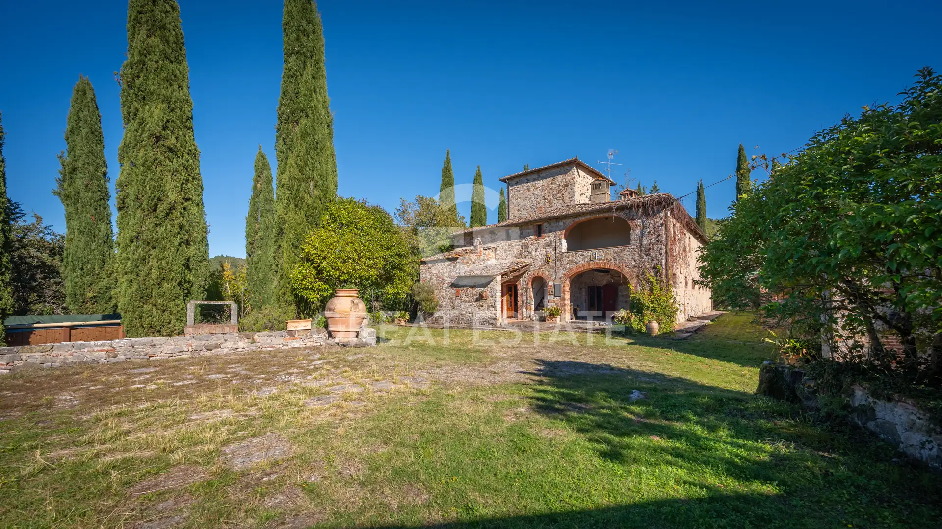 House 840m² in Italy, Siena. Priced at 1190000€ rent photo-6