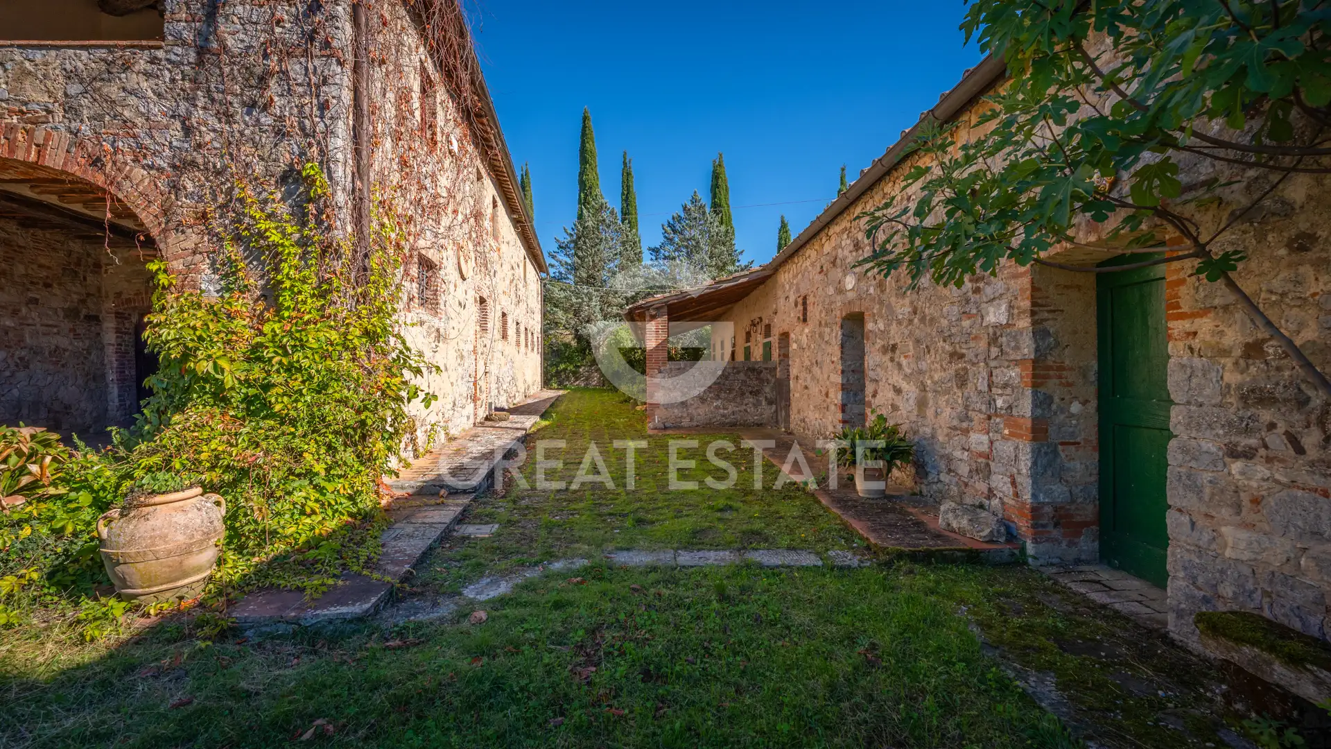 House 840m² in Italy, Siena. Priced at 1190000€ rent photo-9
