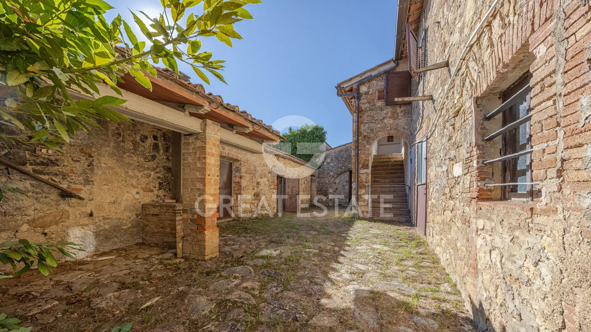House 1030m² in Italy, Siena. Priced at 1250000€ rent photo-13