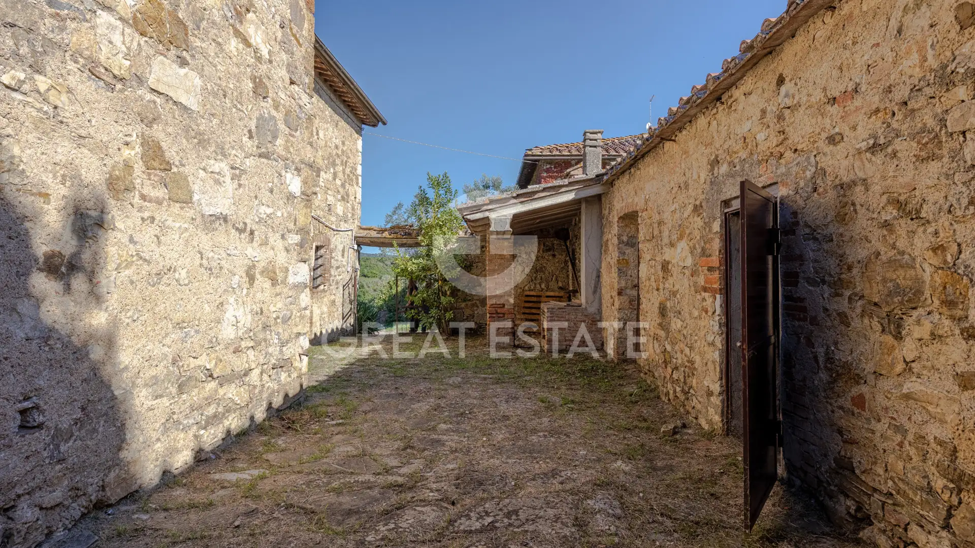 House 1030m² in Italy, Siena. Priced at 1250000€ rent photo-14