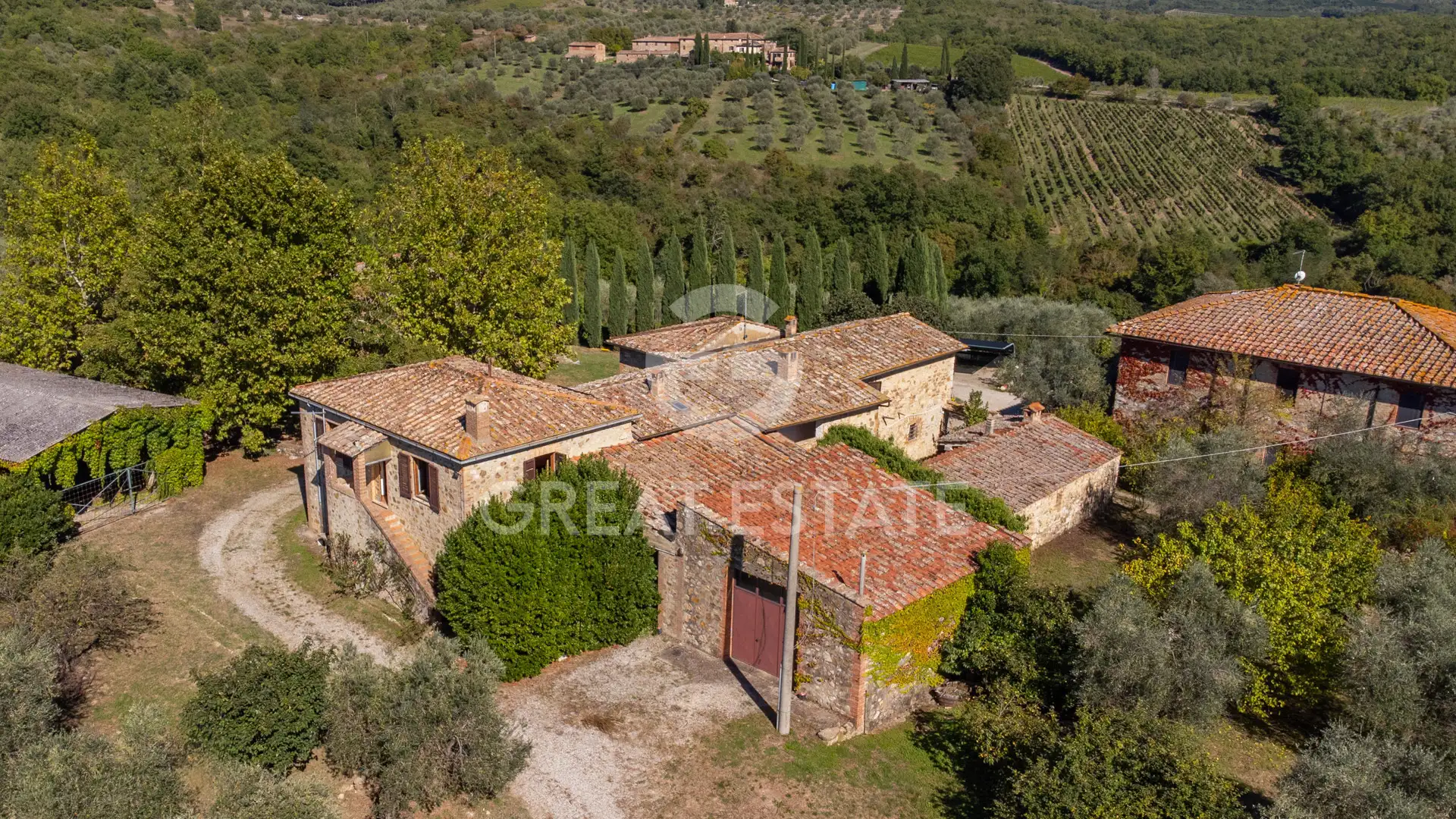 House 1030m² in Italy, Siena. Priced at 1250000€ rent photo-15