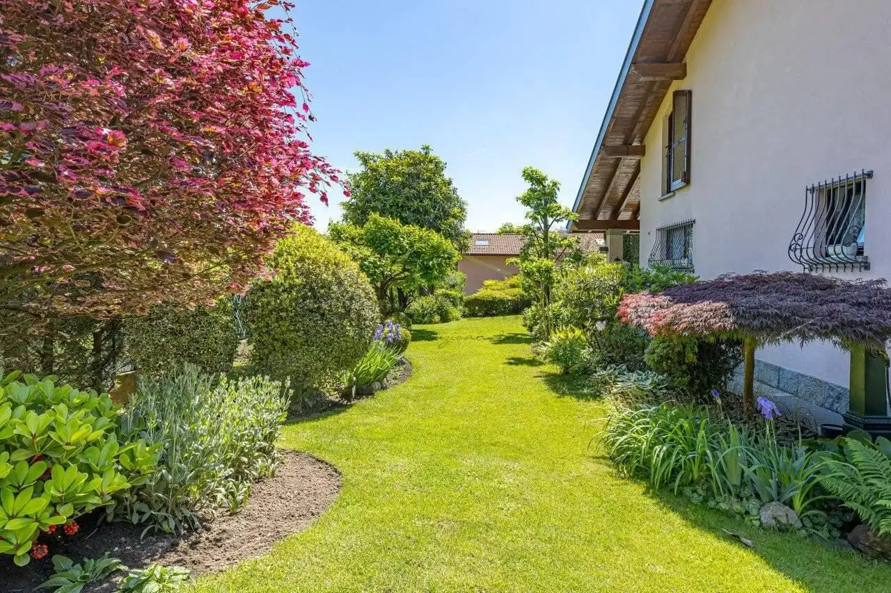 Cottage 450m² in Italy, Como. Priced at 870000€ rent photo-1
