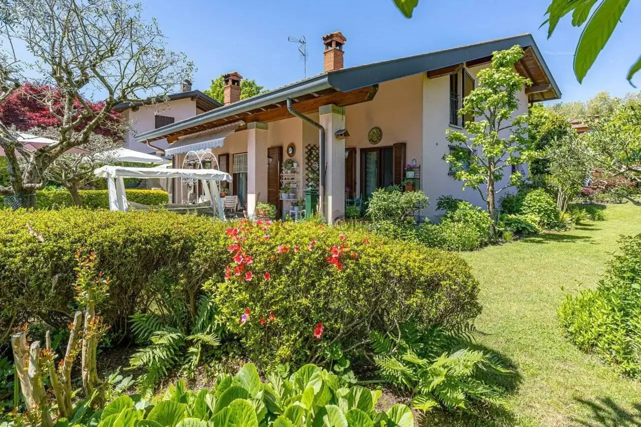 Cottage 450m² in Italy, Como. Priced at 870000€ rent photo-2