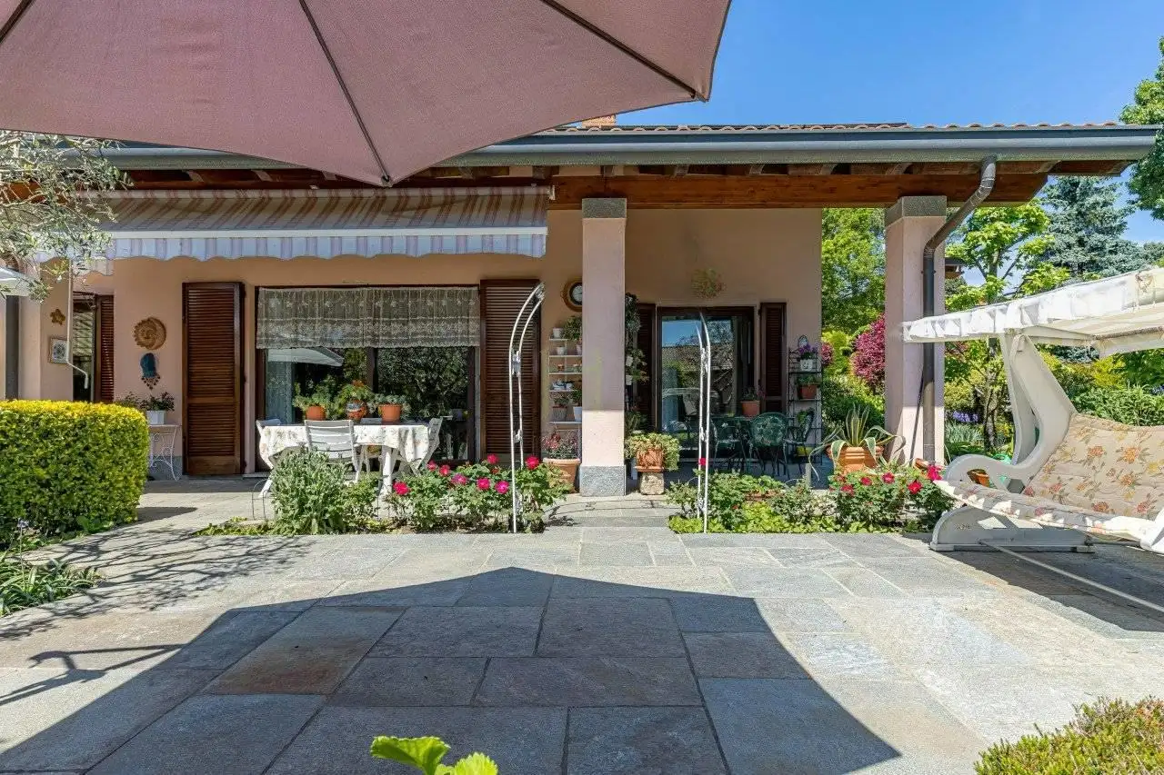 Cottage 450m² in Italy, Como. Priced at 870000€ rent photo-3