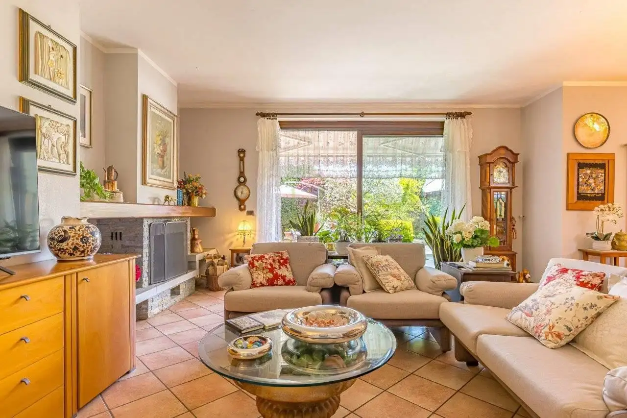 Cottage 450m² in Italy, Como. Priced at 870000€ rent photo-9