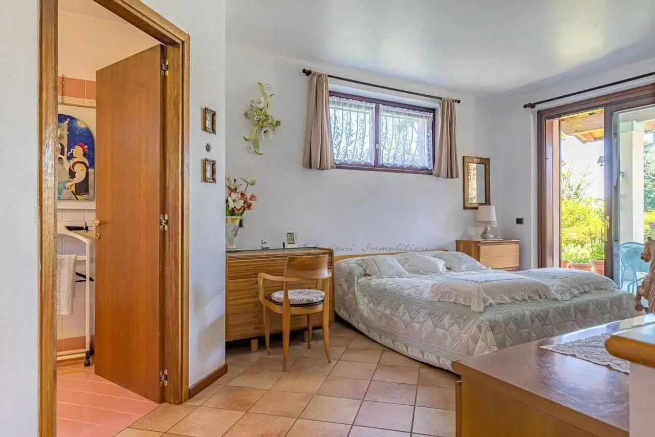 Cottage 450m² in Italy, Como. Priced at 870000€ rent photo-11