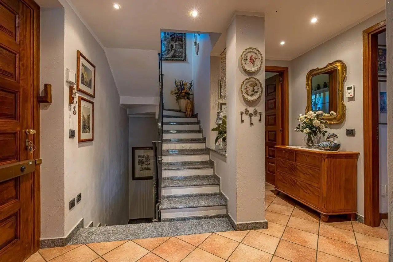Cottage 450m² in Italy, Como. Priced at 870000€ rent photo-13