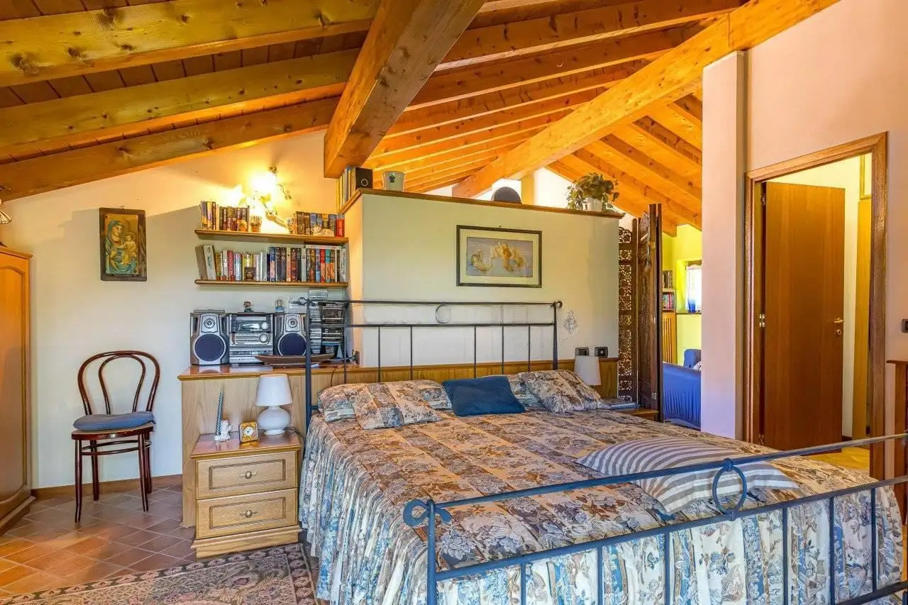 Cottage 450m² in Italy, Como. Priced at 870000€ rent photo-17