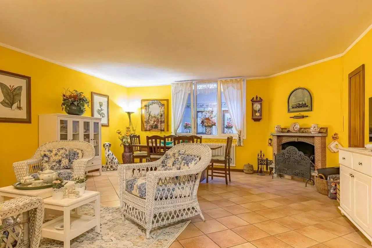 Cottage 450m² in Italy, Como. Priced at 870000€ rent photo-18