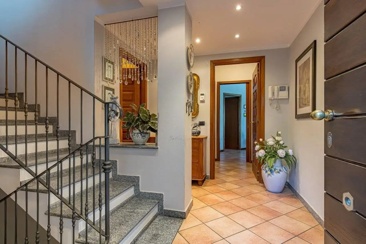 Cottage 450m² in Italy, Como. Priced at 870000€ rent photo-19