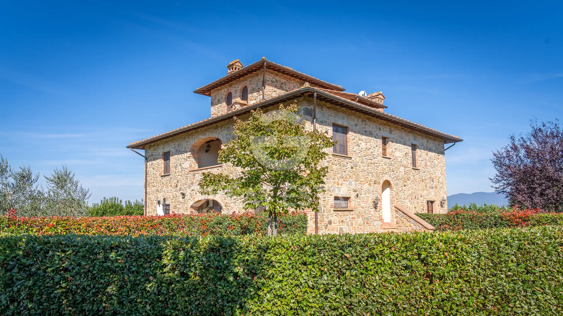 House 411m² in Italy, Arezzo. Priced at 950000€ rent photo-2