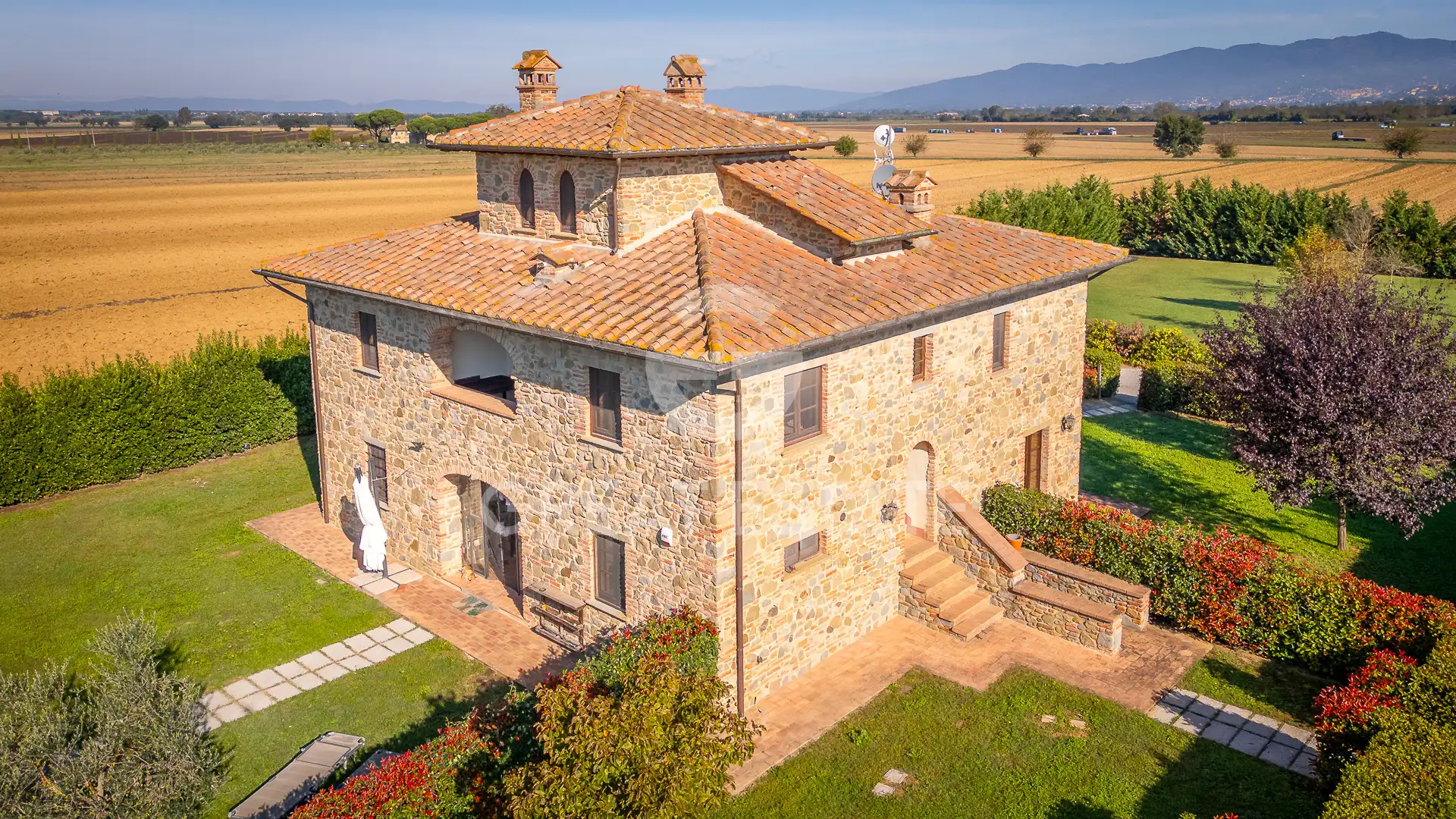 House 411m² in Italy, Arezzo. Priced at 950000€ rent photo-12