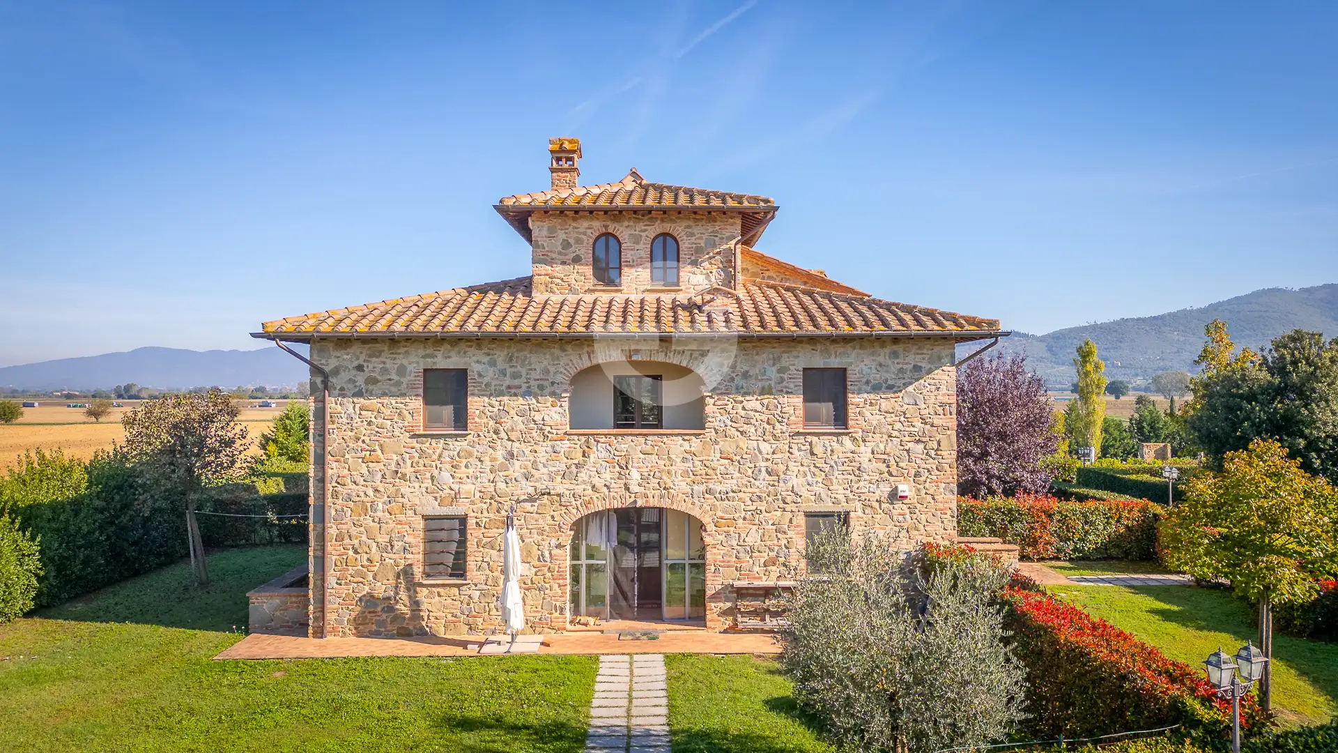 House 411m² in Italy, Arezzo. Priced at 950000€ rent photo-13