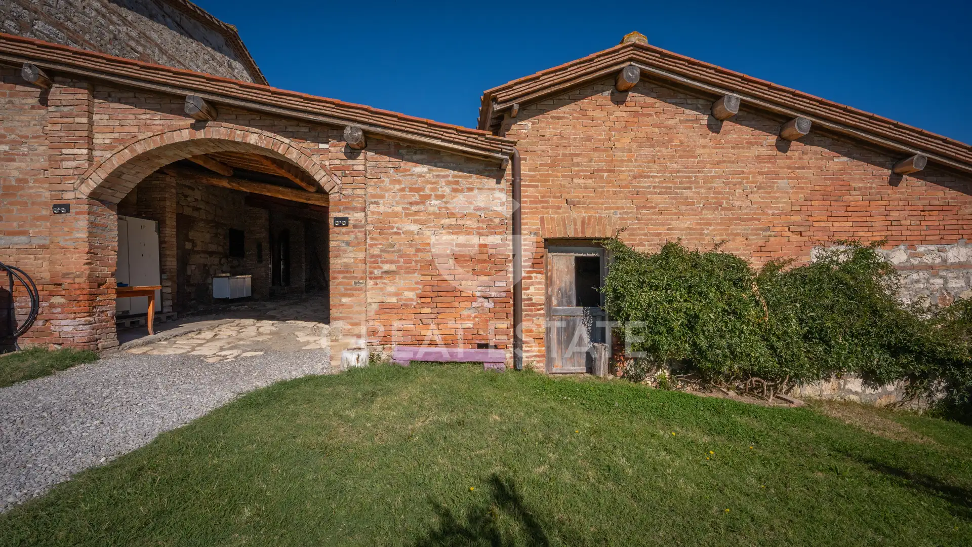 House 1361m² in Italy, Siena. Priced at 1000000€ rent photo-5