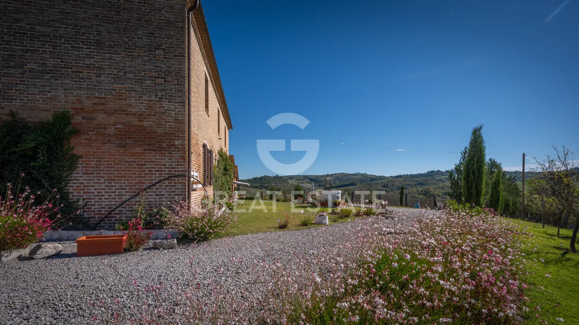 House 1361m² in Italy, Siena. Priced at 1000000€ rent photo-13