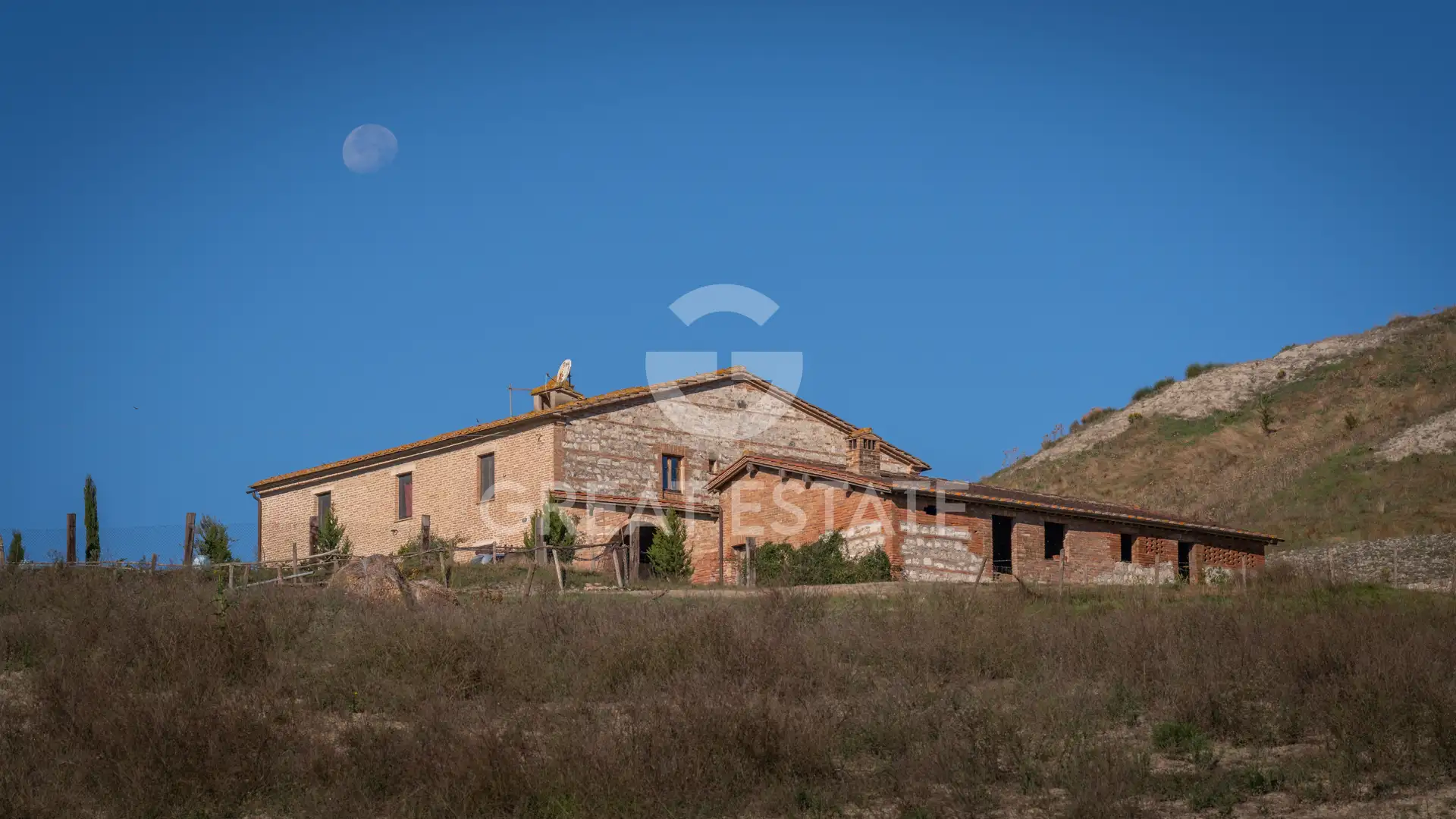 House 1361m² in Italy, Siena. Priced at 1000000€ rent photo-15