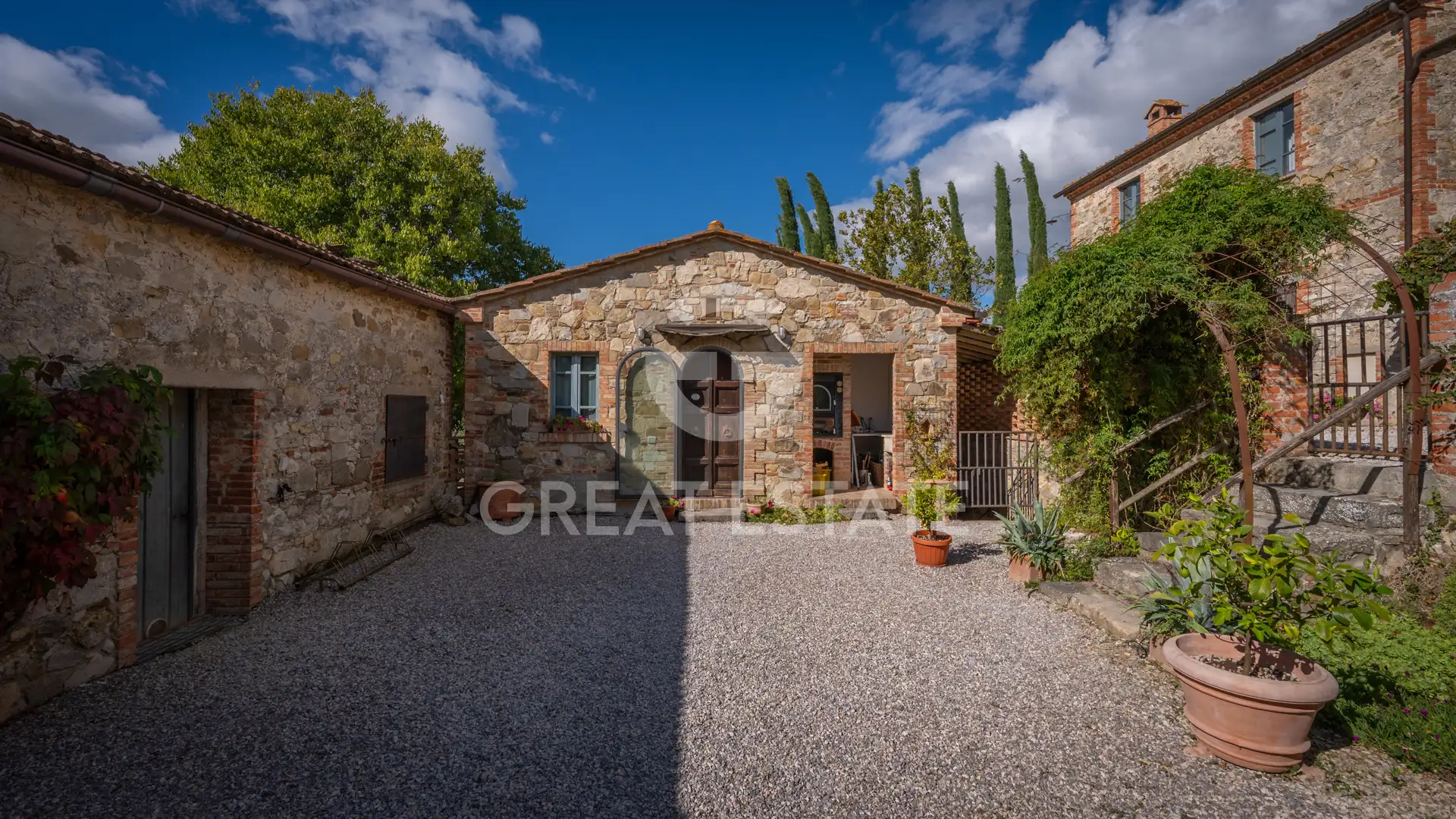 House 798m² in Italy, Siena. Priced at 2750000€ rent photo-3