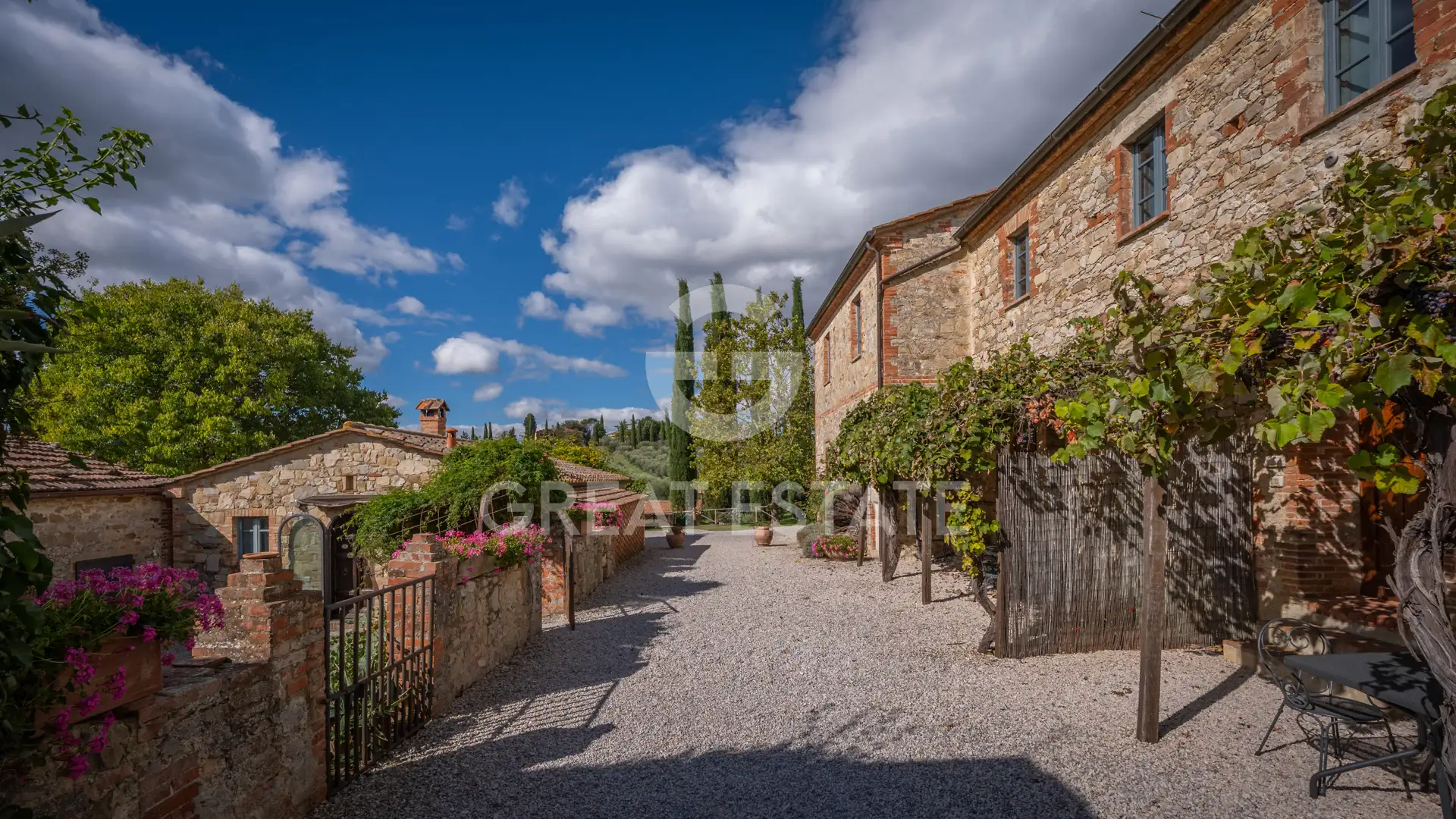 House 798m² in Italy, Siena. Priced at 2750000€ rent photo-11