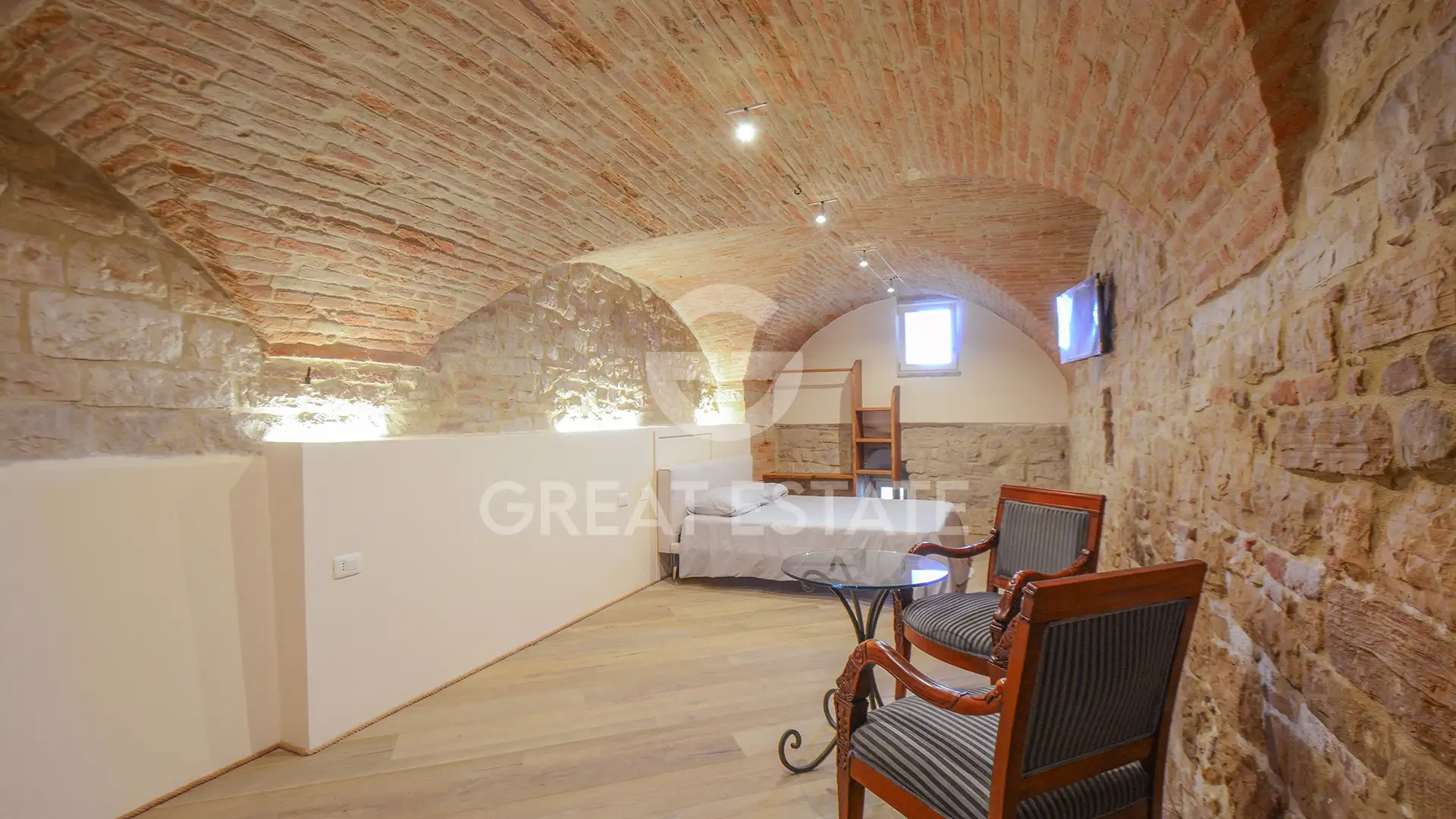 Flat 230m² in Italy, Perugia. Priced at 405000€ rent photo-4
