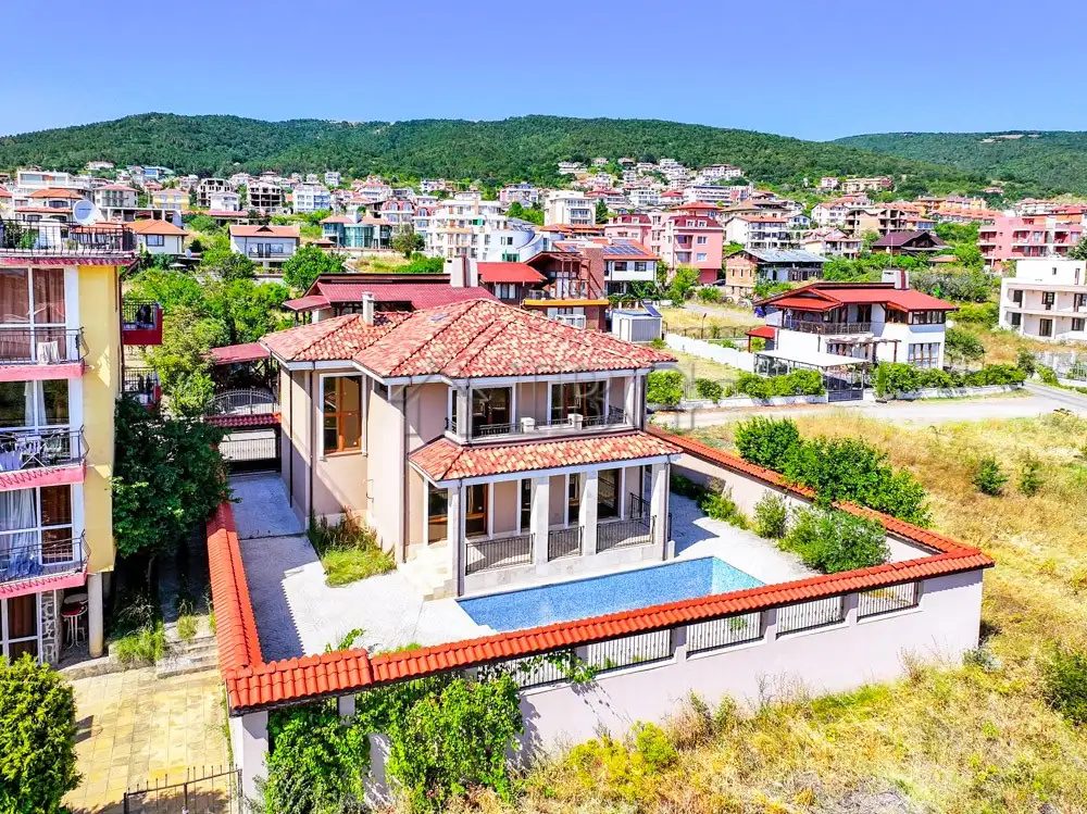 House 250m² in Bulgaria, Sveti Vlas. Priced at 598000€ rent photo-1