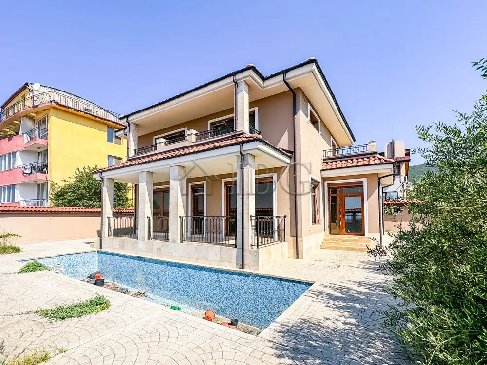 House 250m² in Bulgaria, Sveti Vlas. Priced at 598000€ rent photo-3