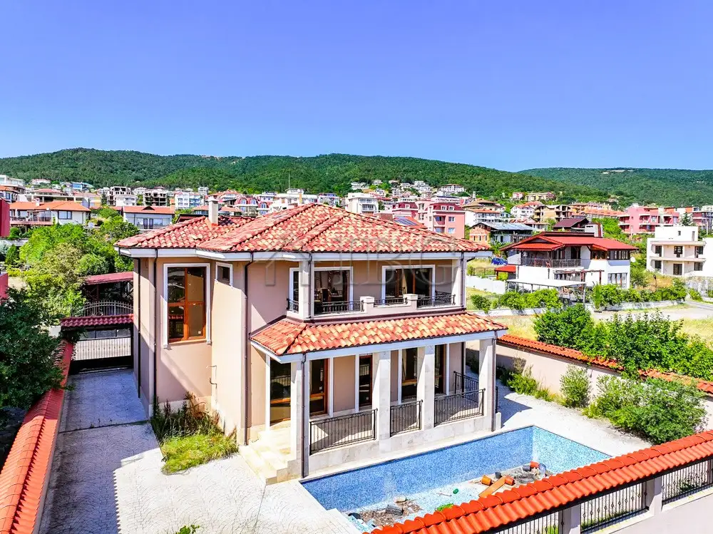 House 250m² in Bulgaria, Sveti Vlas. Priced at 598000€ rent photo-4