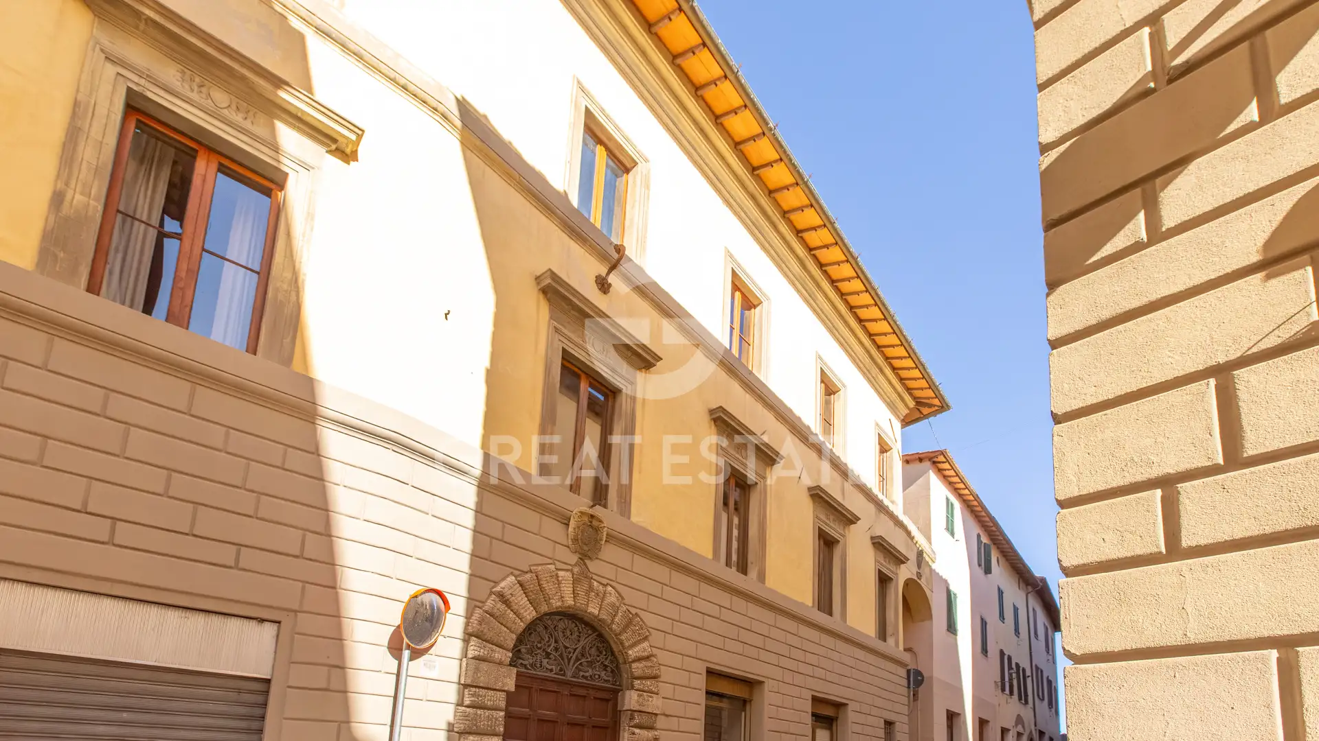 Flat 407m² in Italy, Siena. Priced at 680000€ rent photo-4
