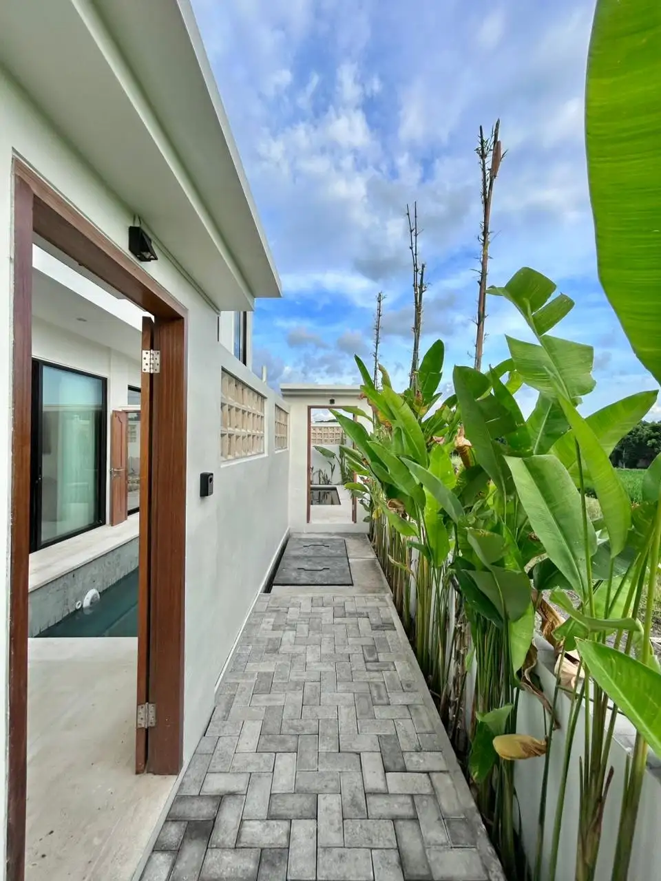 Villa 120m² in Indonesia, Kedungu. Priced at 15000$ rent photo-1