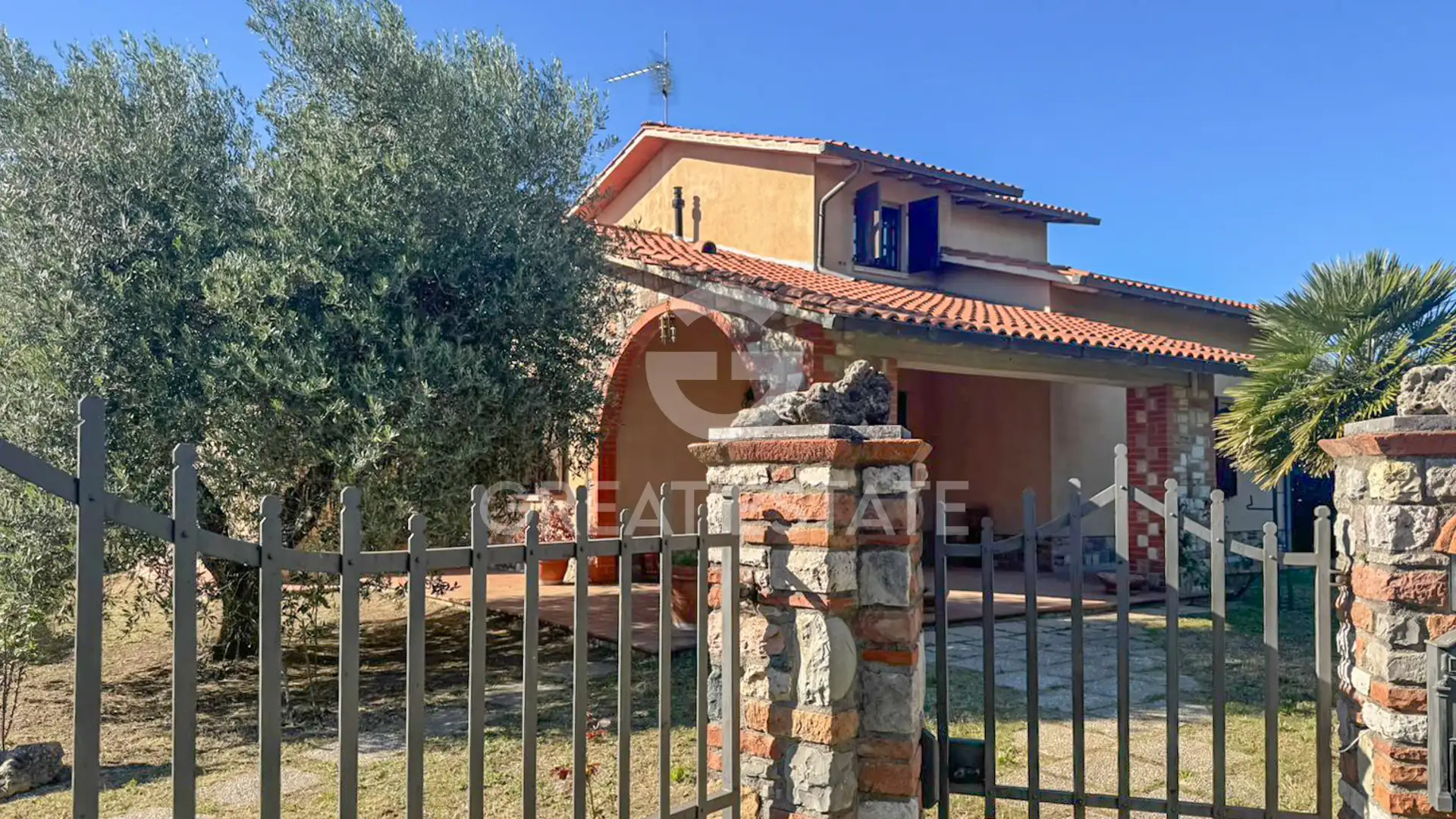 Villa 305m² in Italy, Perugia. Priced at 350000€ rent photo-6