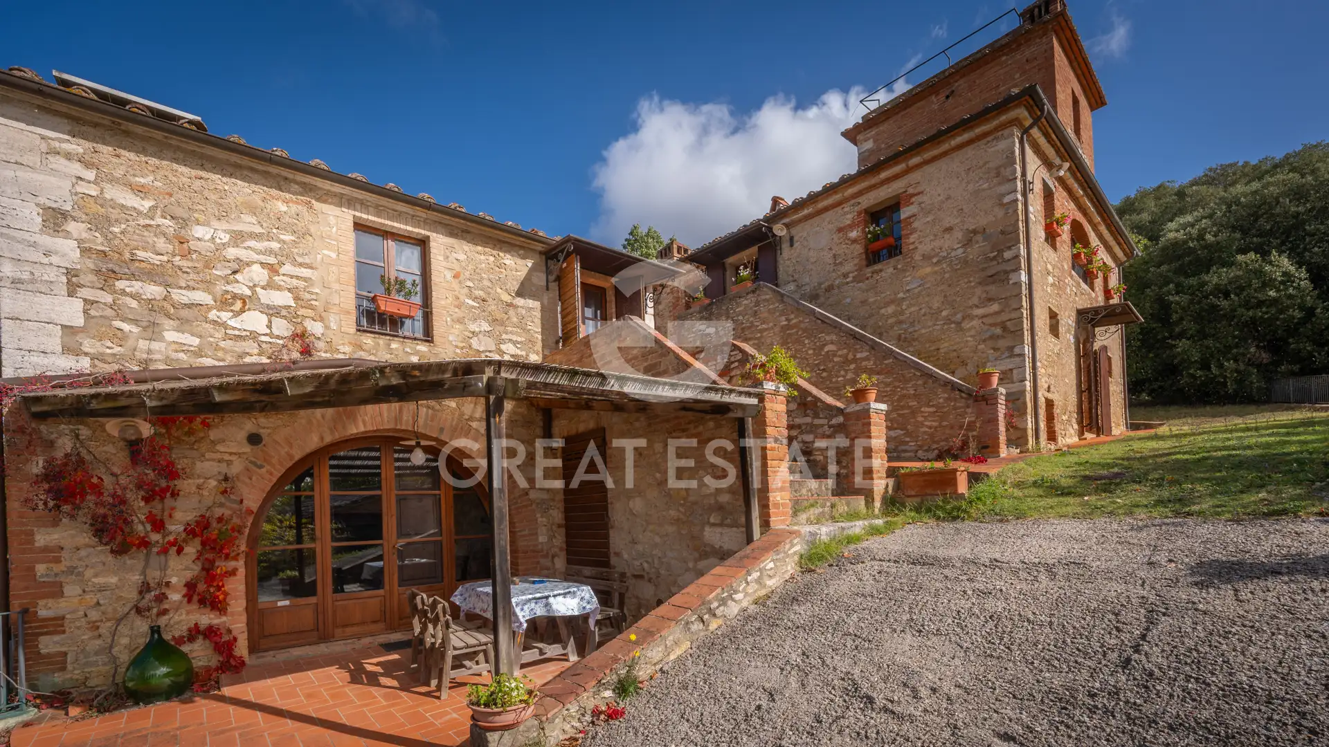 House 536m² in Italy, Siena. Priced at 1500000€ rent photo-5