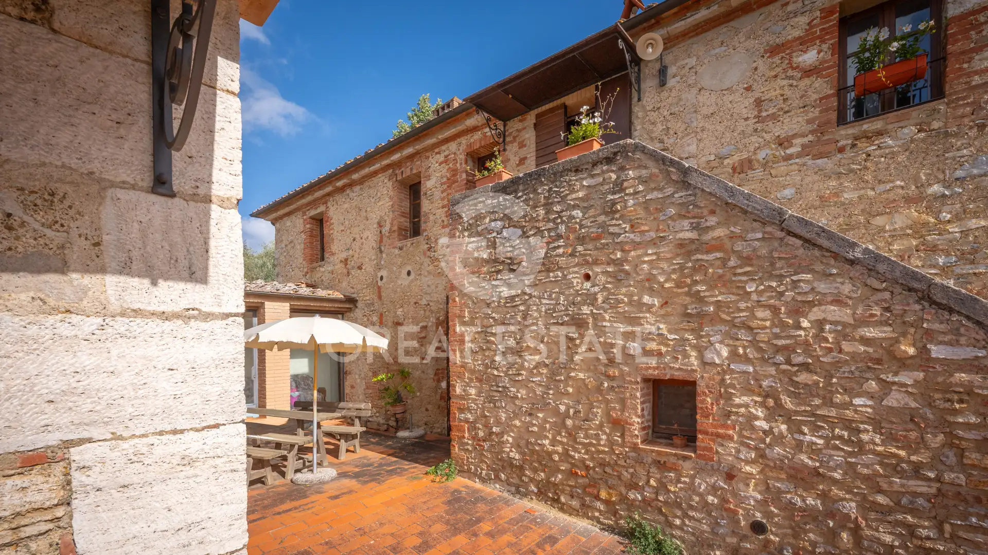 House 536m² in Italy, Siena. Priced at 1500000€ rent photo-8