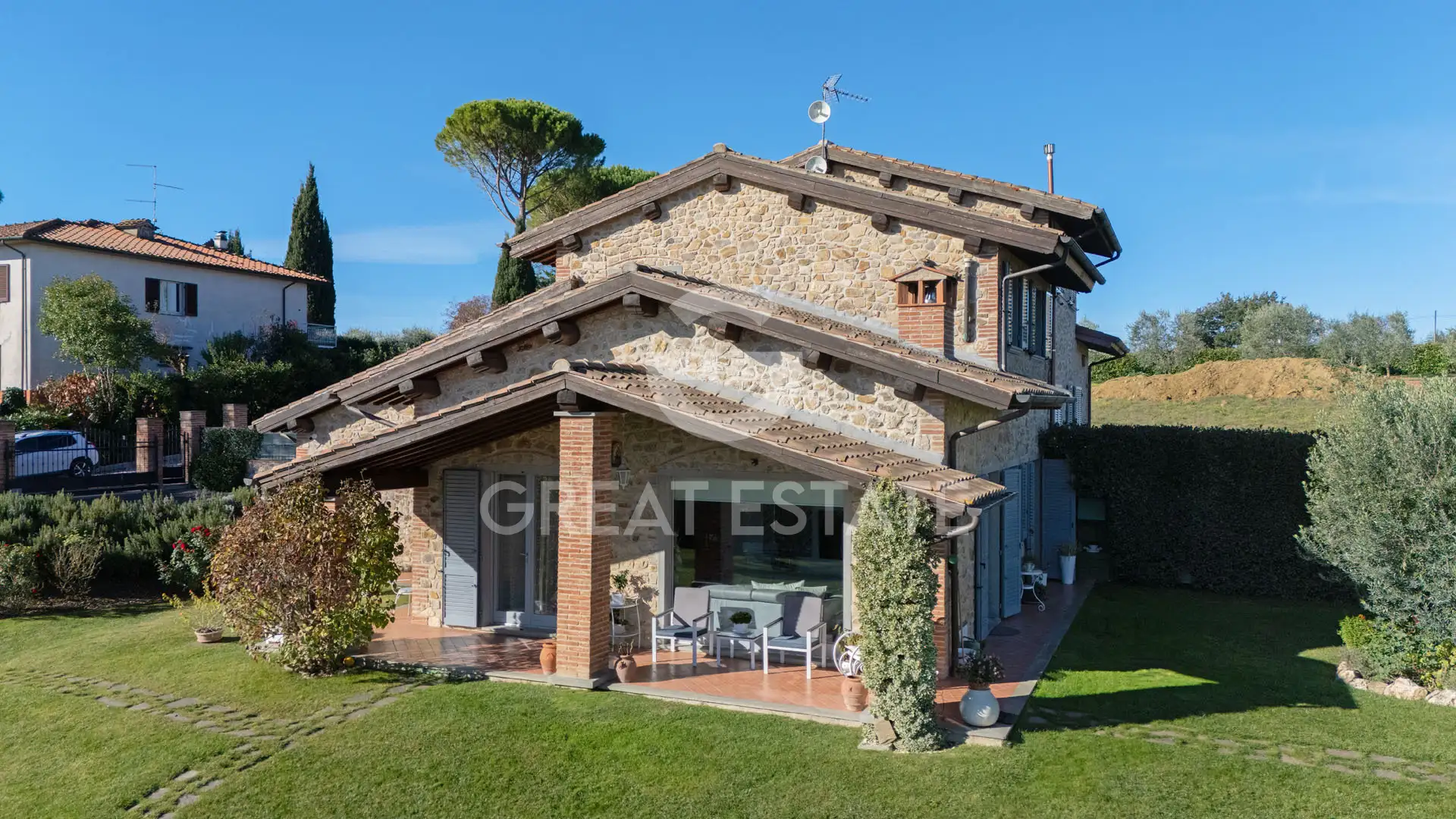 House 195m² in Italy, Arezzo. Priced at 550000€ rent photo-3