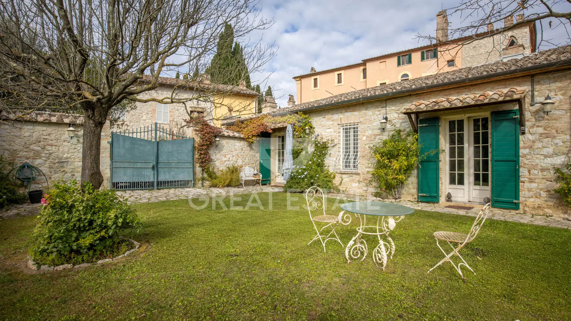 House 380m² in Italy, Perugia. Priced at 690000€ rent photo-3