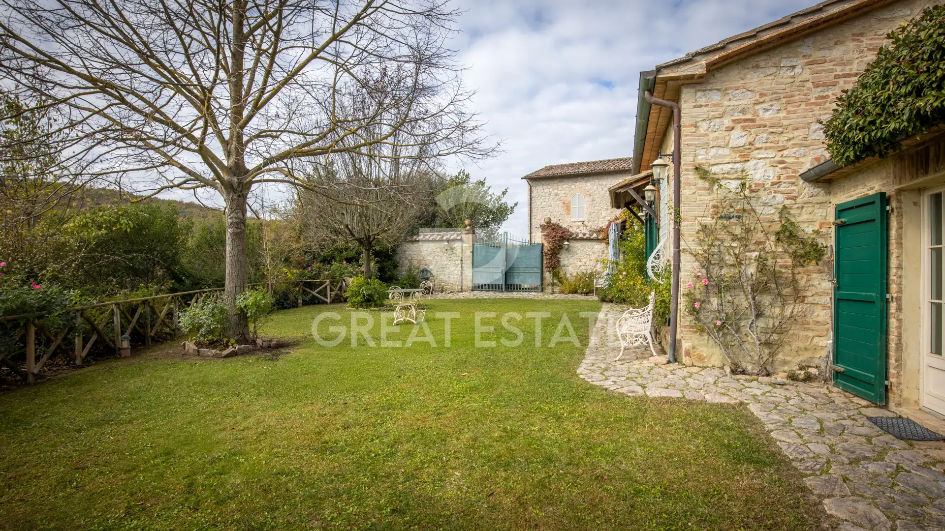 House 380m² in Italy, Perugia. Priced at 690000€ rent photo-4
