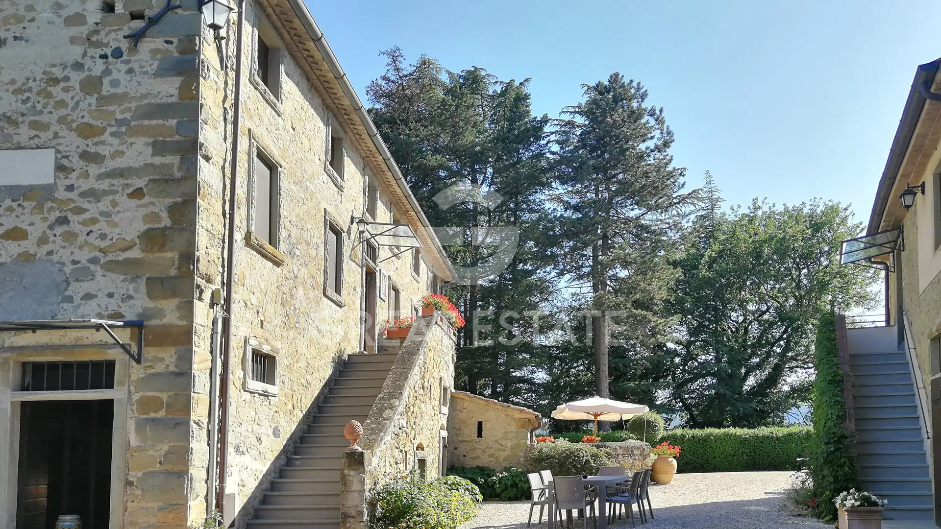 House 1267m² in Italy, Arezzo. Priced at 2400000€ rent photo-8