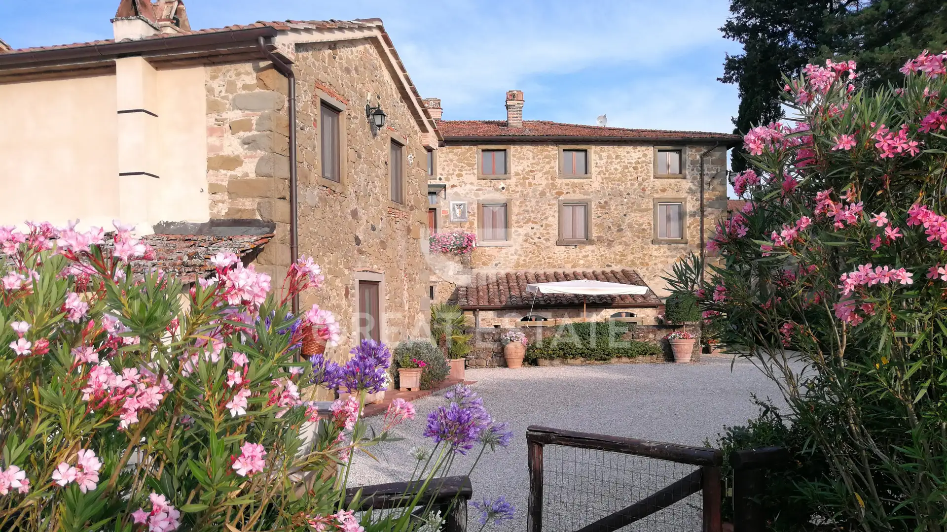 House 1267m² in Italy, Arezzo. Priced at 2400000€ rent photo-14