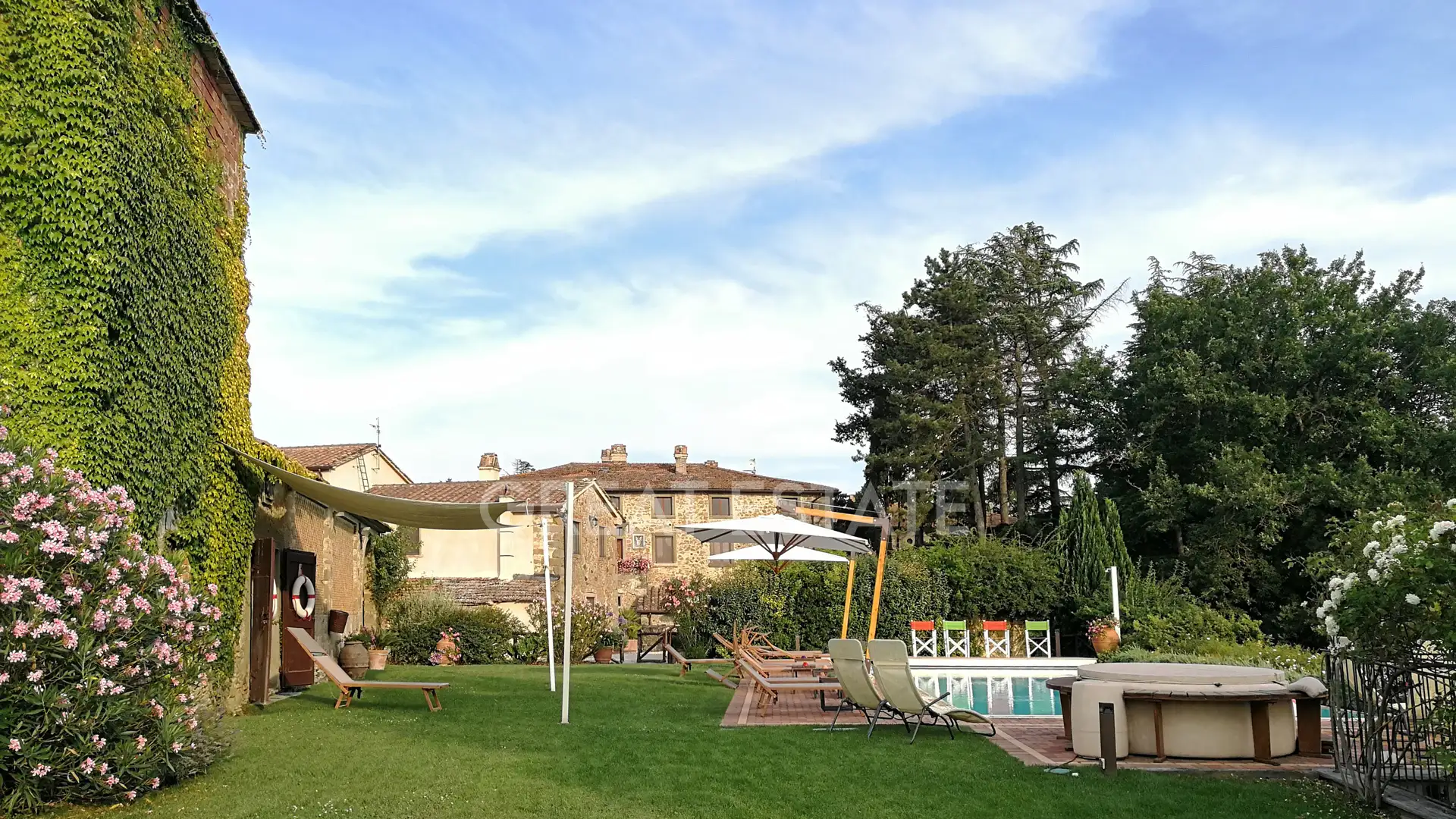 House 1267m² in Italy, Arezzo. Priced at 2400000€ rent photo-15