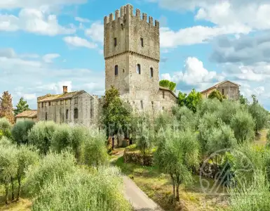 Buy in Italy for 980000€