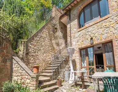 Buy in Italy for 2400000€