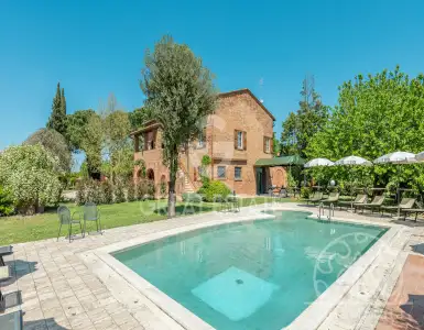 Buy in Italy for 16500000€