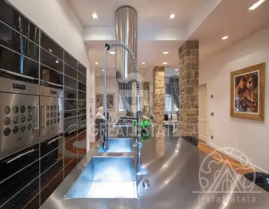 Buy in Italy for 890000€