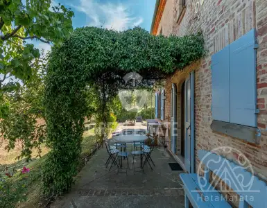 Buy in Italy for 2700000€
