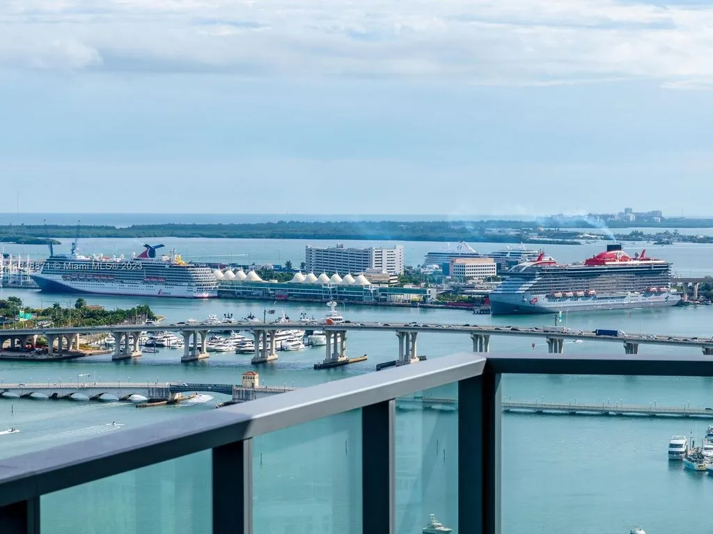 Flat 354m² in USA, Miami. Priced at 3259000€ rent photo-7