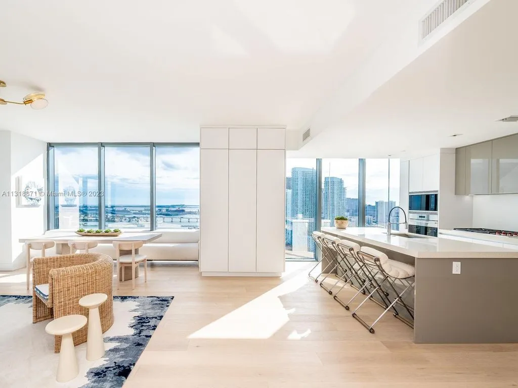 Flat 354m² in USA, Miami. Priced at 3259000€ rent photo-29