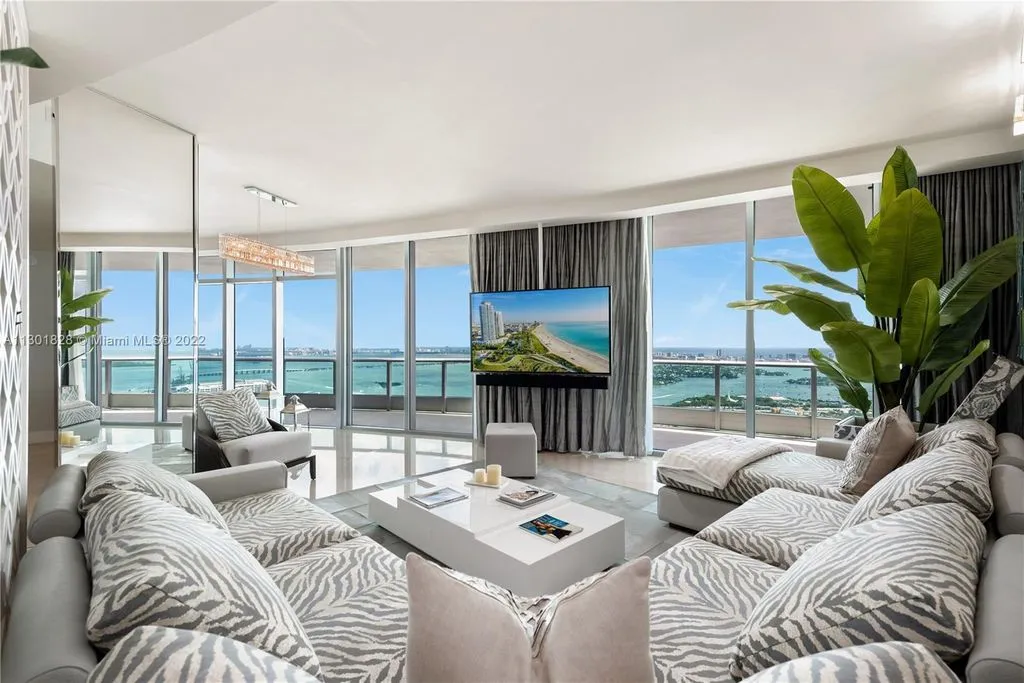 Flat 254m² in USA, Miami. Priced at 4156500€ rent photo-10