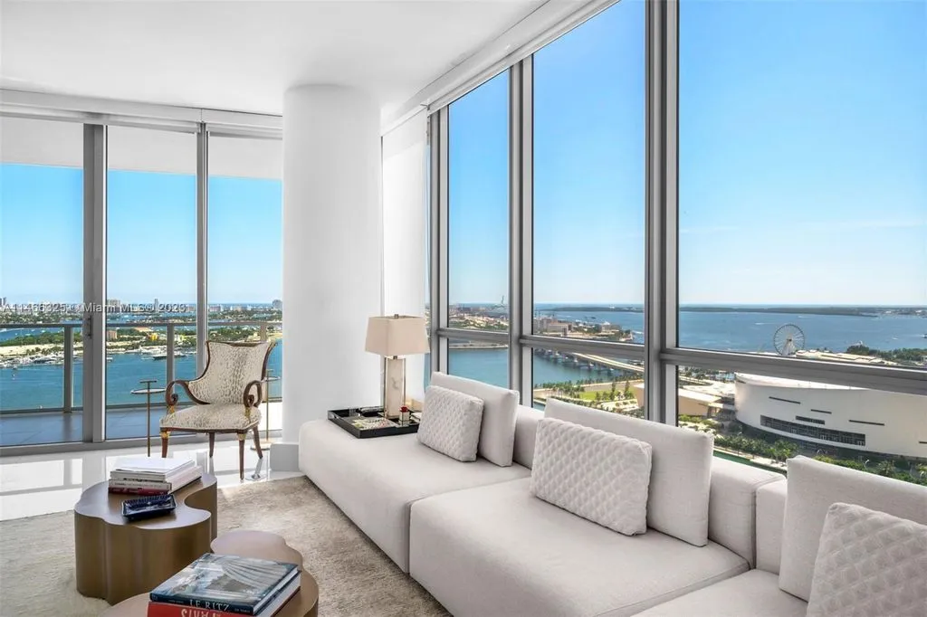 Flat 254m² in USA, Miami. Priced at 4156500€ rent photo-13