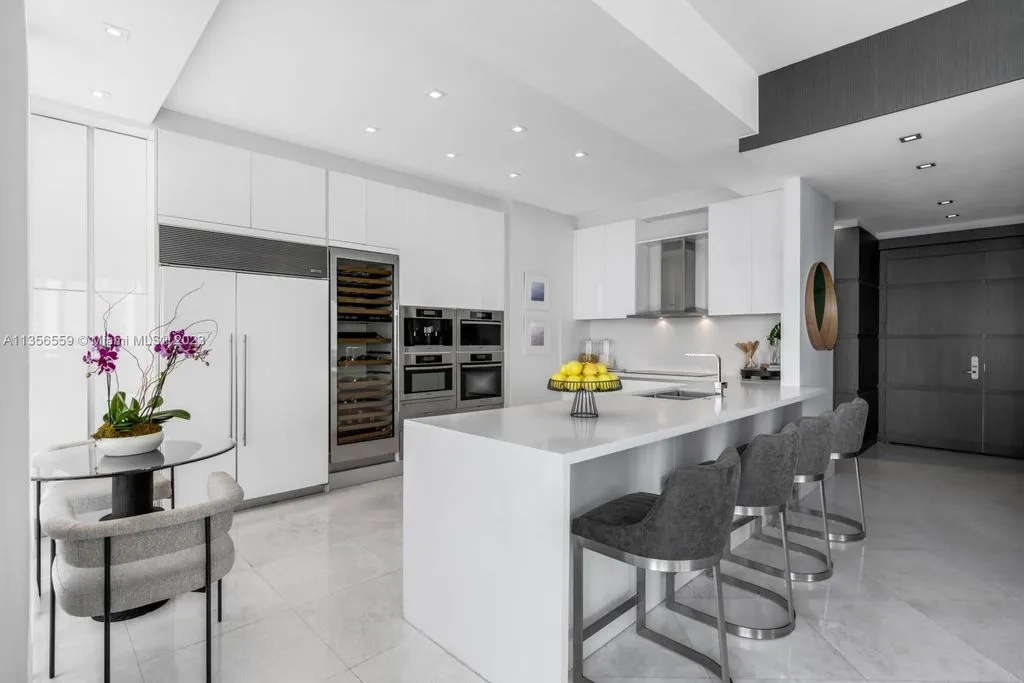 Flat 254m² in USA, Miami. Priced at 4156500€ rent photo-18