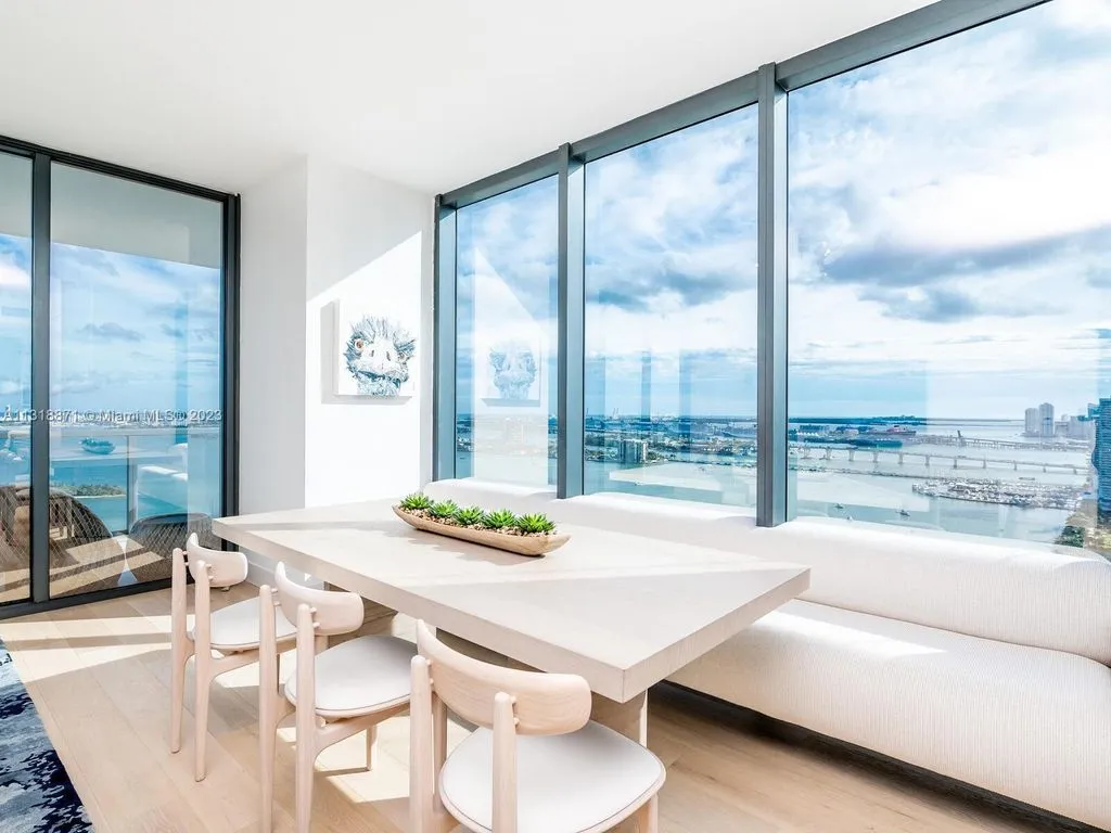 Flat 254m² in USA, Miami. Priced at 4156500€ rent photo-21